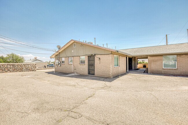 Building Photo - Beautiful 2 bed - 1 baths apartment  part of a TRIPLEX