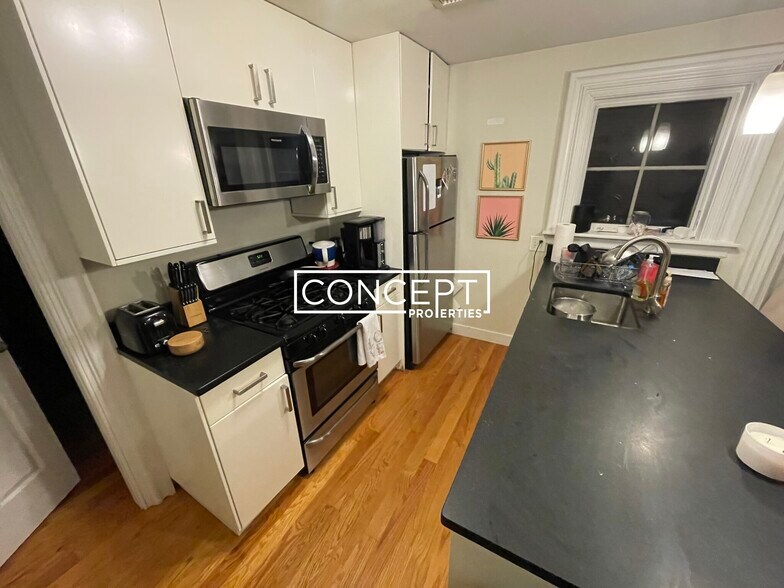 Building Photo - 658 Massachusetts Ave