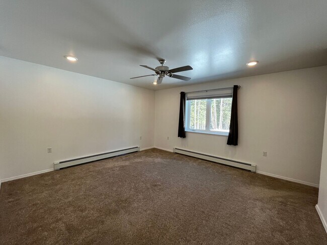 Building Photo - Newer, energy efficient, pet friendly home...