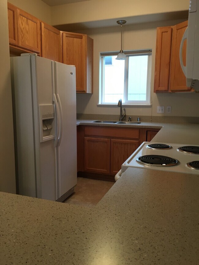 Building Photo - Charming Comfort: A Welcoming and Practical 2-Bedroom Townhome with Garage