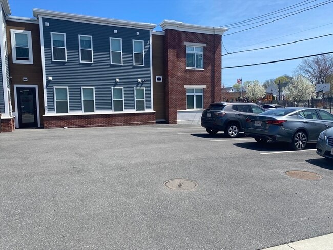 Building Photo - 102-102 Sagamore St