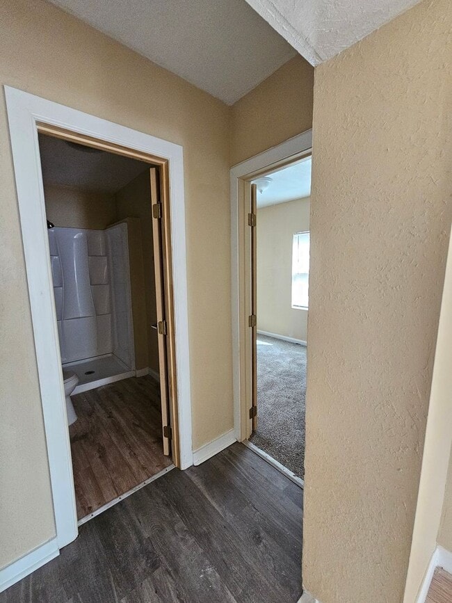 Building Photo - 2x1 Home Available Now