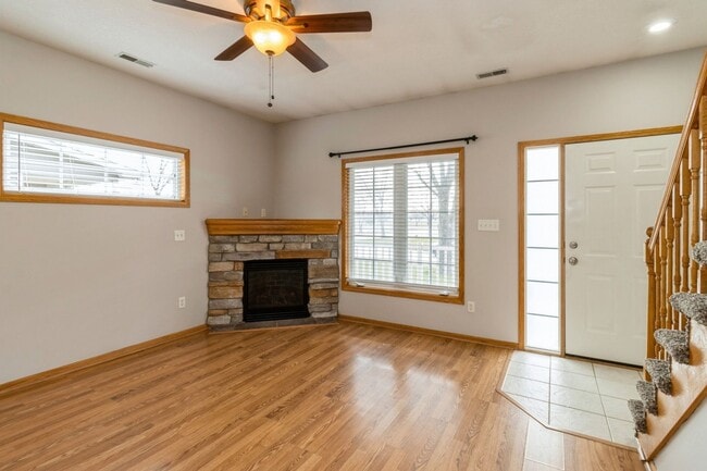 Building Photo - UPDATED TOWNHOME!! 2 Bed, 2.5 Bath Townhome in Ankeny