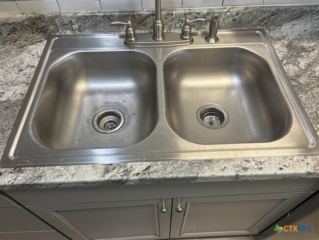 Building Photo - 912 Southside Dr