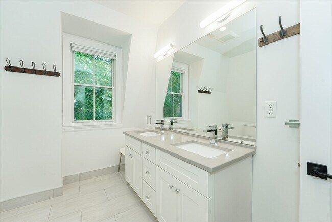 Building Photo - 23 Irving St