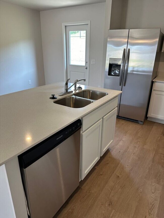 Building Photo - Pre-Lease This Beautiful 3-Bedroom, 2-Bath Home with a Beautifully Landscaped Yard in Yukon