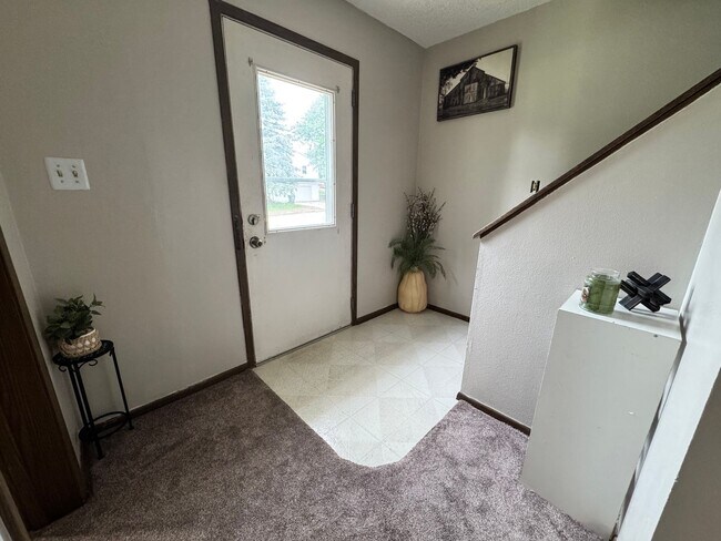 Building Photo - 3 bed, 1.5 bath duplex for rent in Cedar Falls