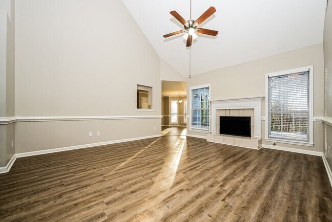 Building Photo - 201 Retour Cir