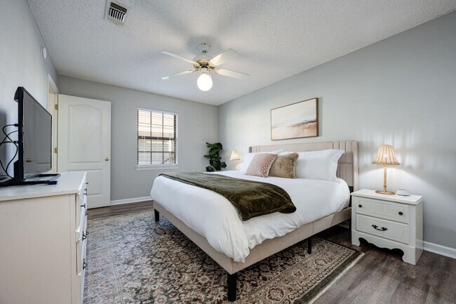 Building Photo - 17462 Front Beach Rd