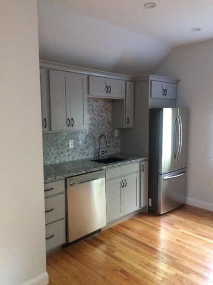 Building Photo - 10 Beehive Dr