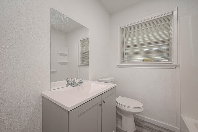 Building Photo - 715 W 9th St