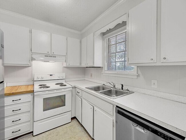 Building Photo - 2900 Holt Dr