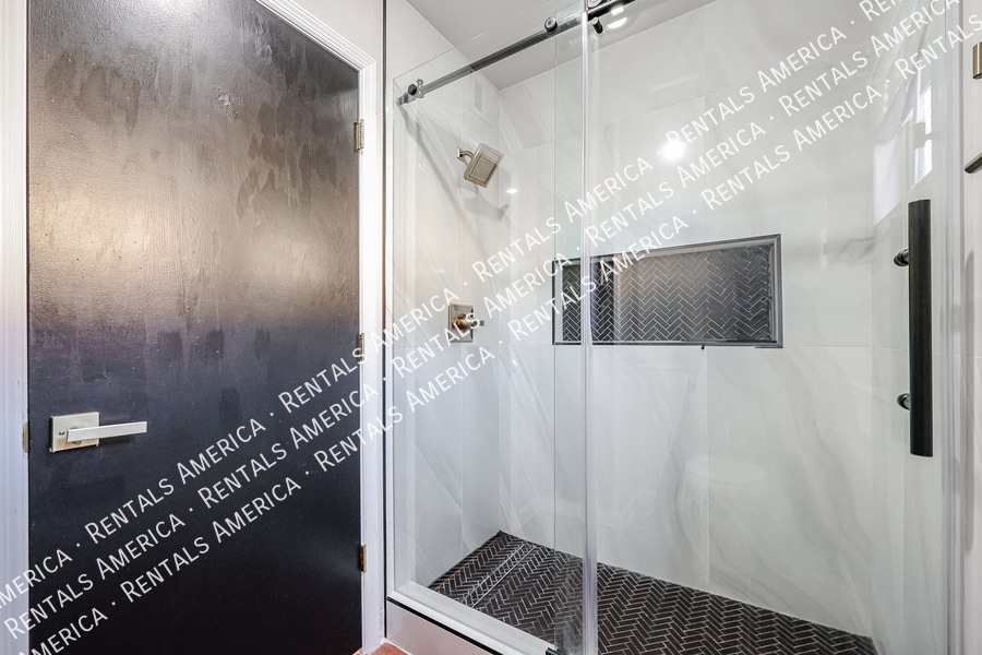 Building Photo - 1413 N Oak St