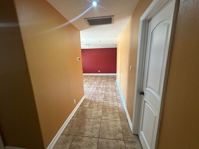 Building Photo - Wonderful 4-bed/3-bath gated home in Azusa.