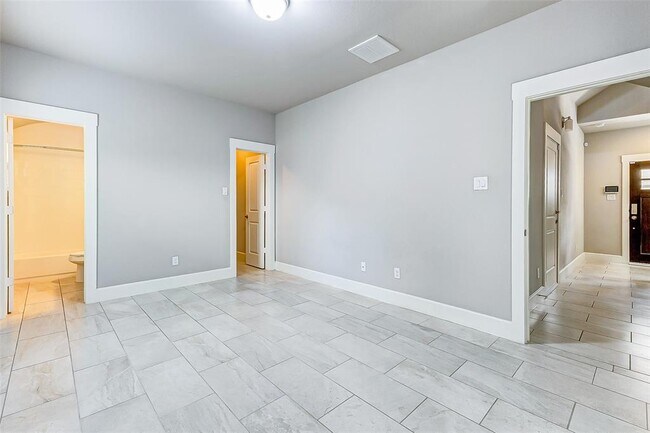Building Photo - 2504 Beall St