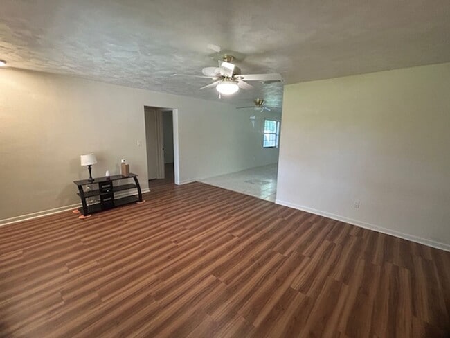Building Photo - Spacious 3/2/2 in a quiet neighborhood available now!!