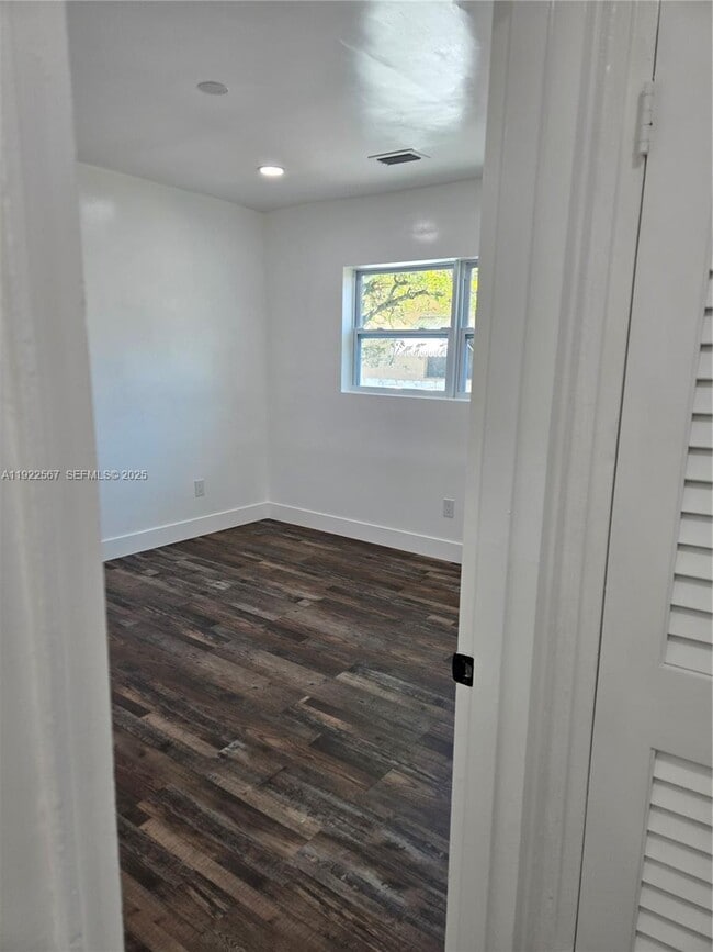 Building Photo - 987 NE 145th St