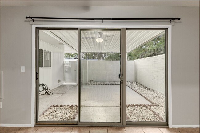 Building Photo - Updated condo in Sun City!