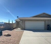 Building Photo - 3 Bedroom 2 Bathroom Duplex