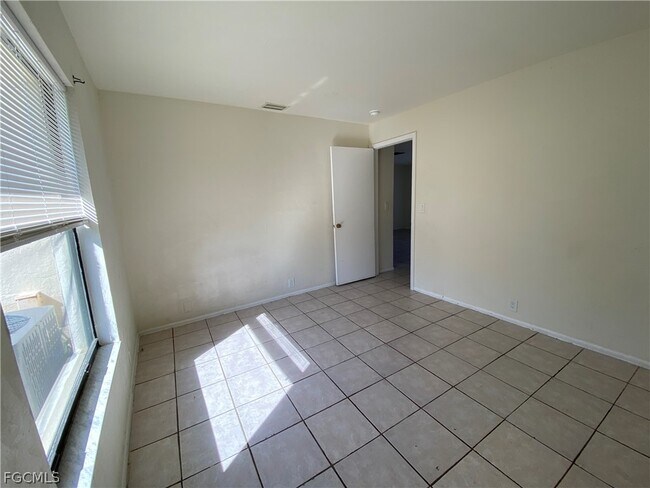 Building Photo - 801 SE 5th Ave