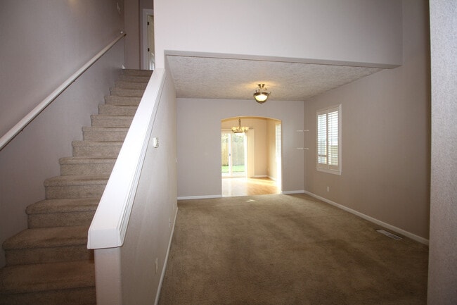 Building Photo - 4bd/2.5ba House with Washer/Dryer & Fully Fenced Yard!