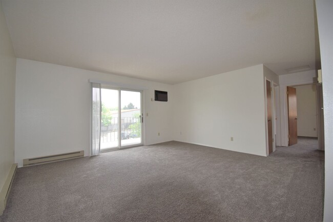 Building Photo - Top Floor Two Bedroom! Great Cental Location