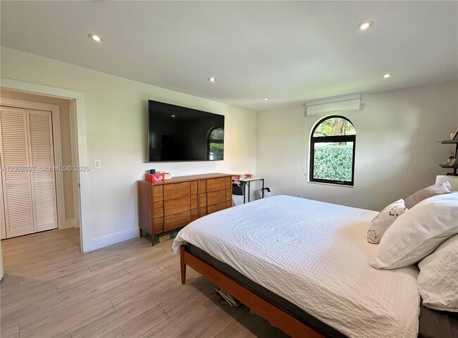 Building Photo - 815 Valencia Ave