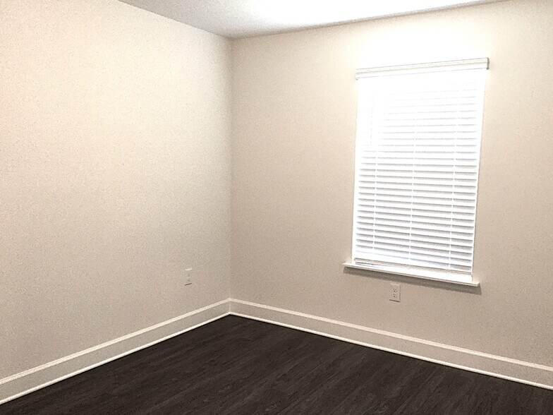 Building Photo - 220 Crestrun Loop
