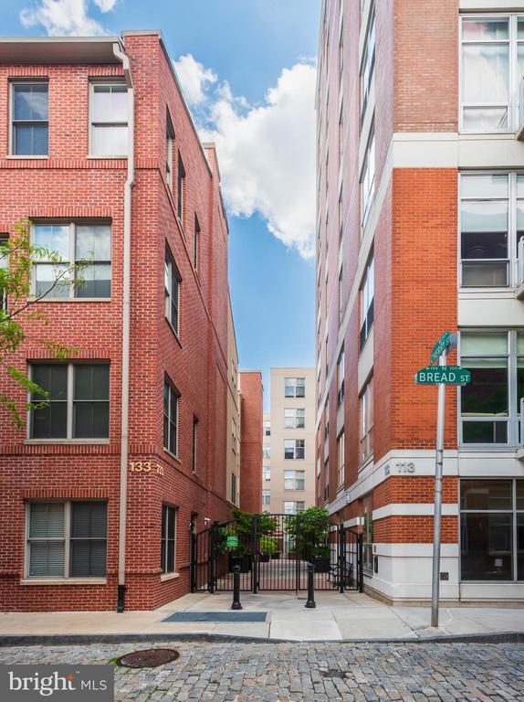 Building Photo - 133 N Bread St