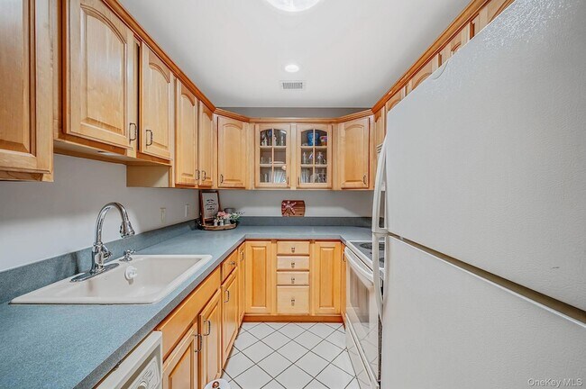 Building Photo - 855 Skyline Dr