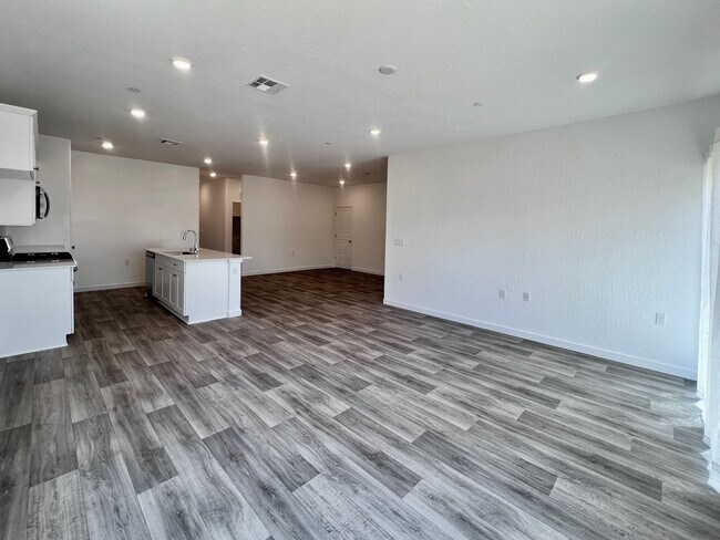 Building Photo - $2,595 Fowler & Dakota, 4 Bedroom 2 Bathro...