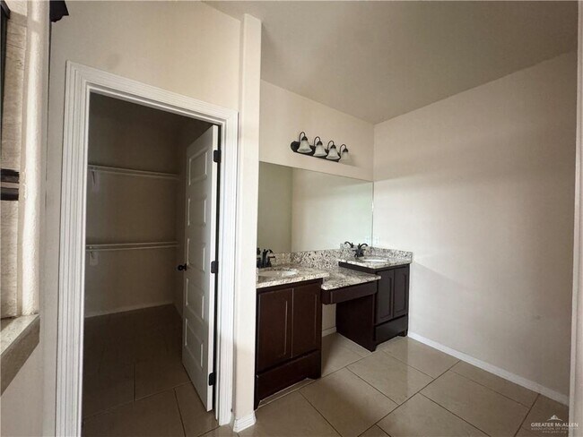 Building Photo - 13 Candy Ln