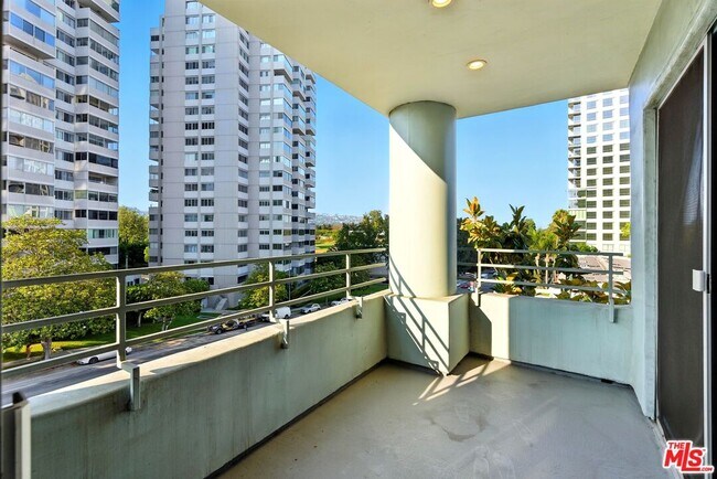 Building Photo - 10336 Wilshire Blvd