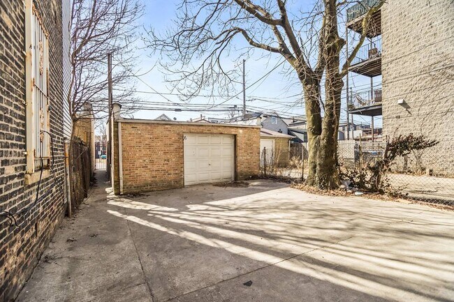 Building Photo - 1919 W Chicago Ave