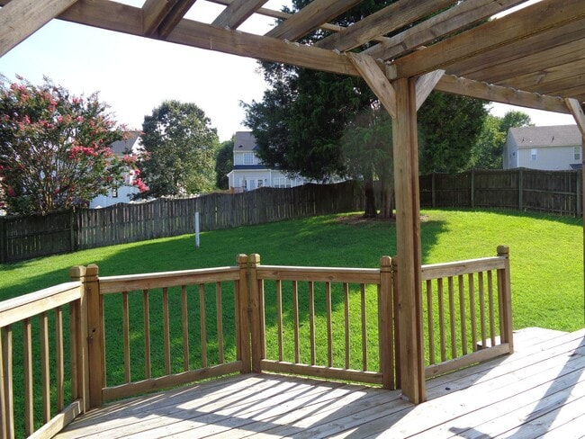 Building Photo - Spacious 2 story with double garage in Jam...