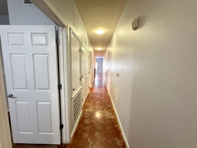 Building Photo - 910 W 25th St