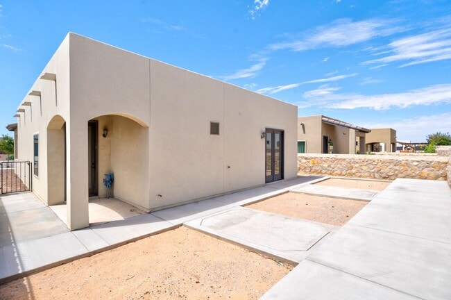 Building Photo - BEAUTIFUL EASTSIDE HOME