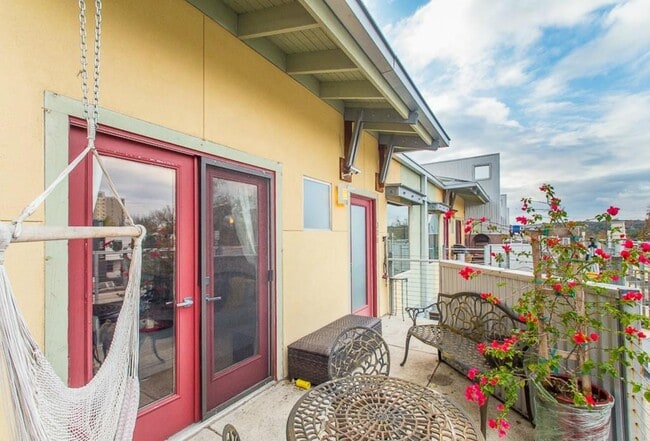 Building Photo - 41 Waller St