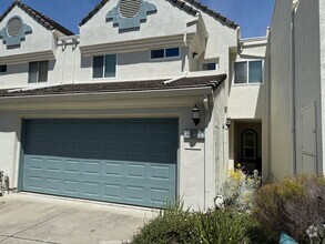 Building Photo - Gorgeous 3 bedroom 2.5 bath 2 story Townho...