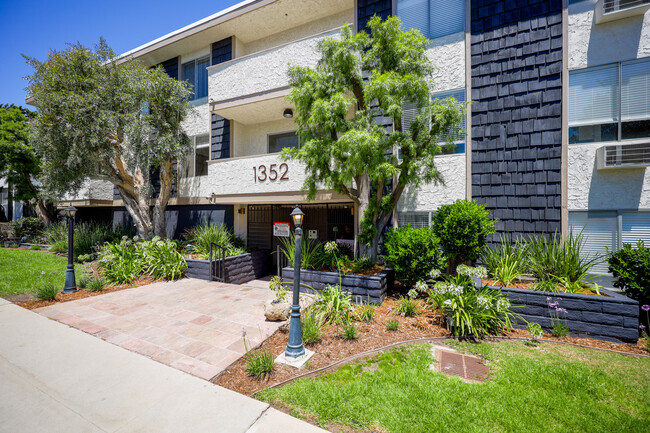 Building Photo - 1352 S Carmelina Ave Los Angeles, CA 90025