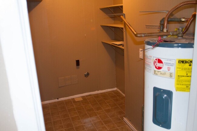 Building Photo - Discover Your New Home in the Heart of San Antonio's East Side