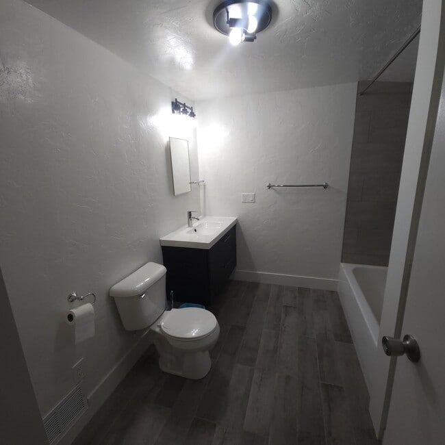 Building Photo - 517 N M St