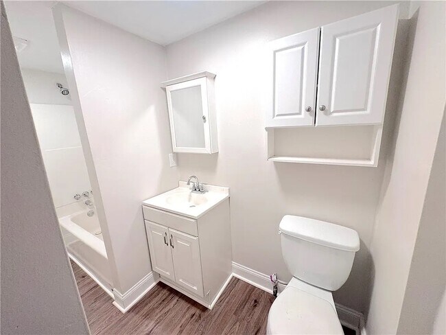 Building Photo - 2528 Homehurst Ave