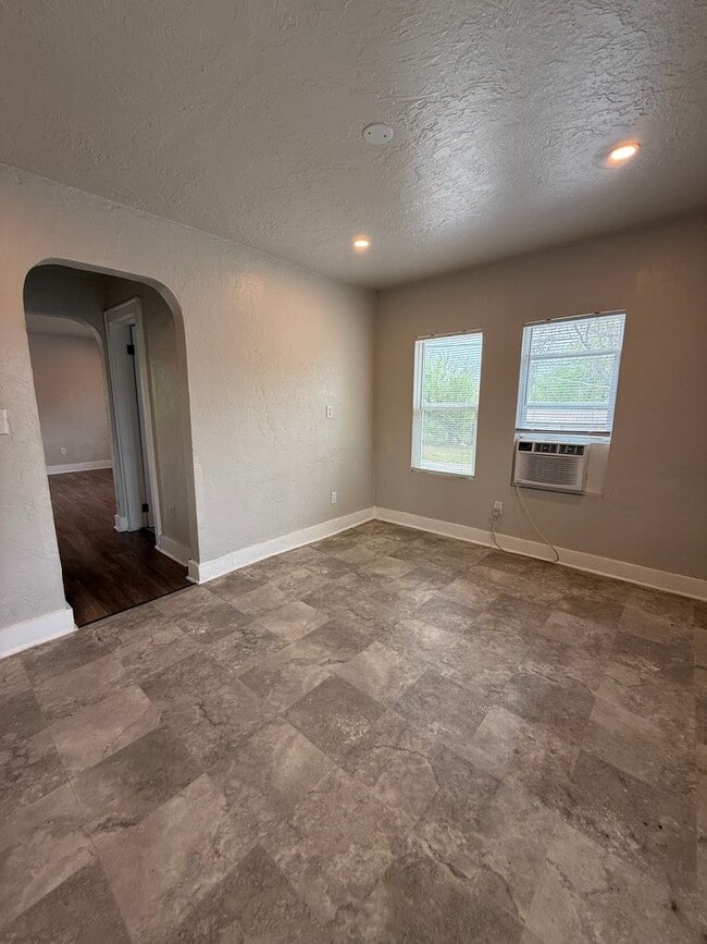 Building Photo - N. Villa Ave - Triplex