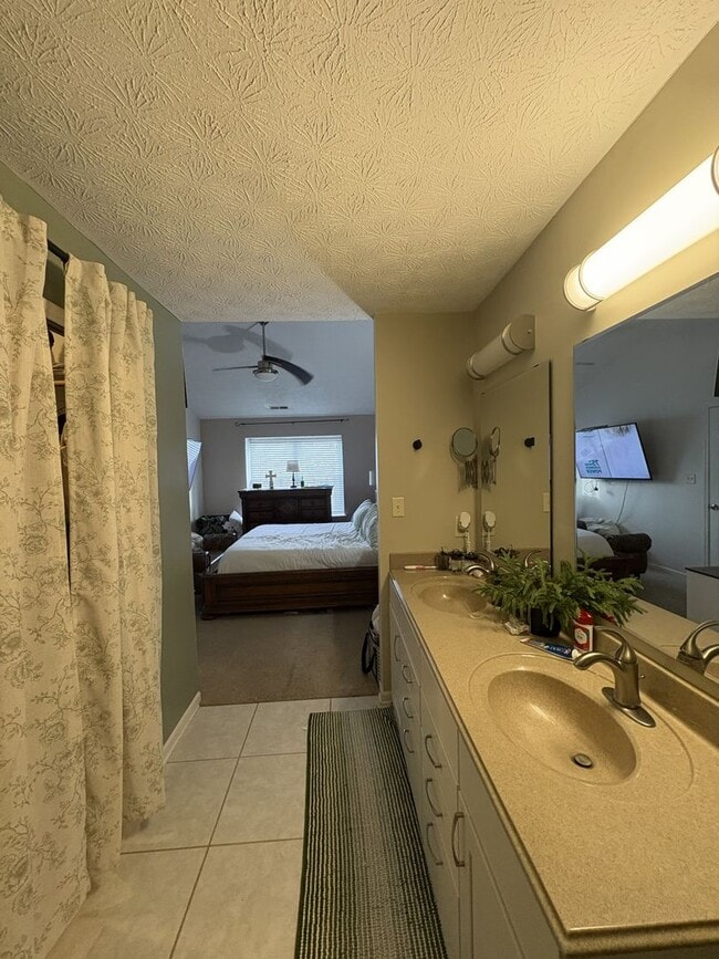 Building Photo - 3044 Village Park N Dr