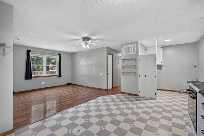 Building Photo - 2418 W Lynn St