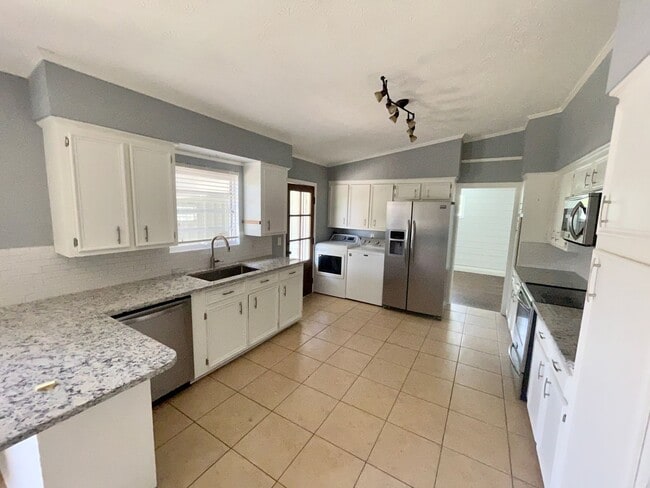 Building Photo - 3/2 House in Northeast Jackson!