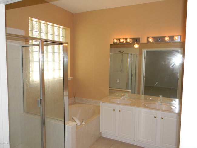 Building Photo - 10599 Roundwood Glen Ct