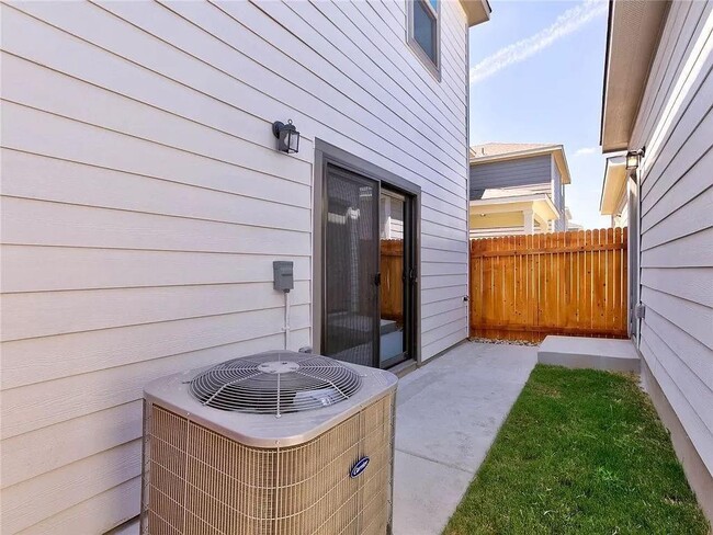 Building Photo - 1749 Yaupon Grove Ln