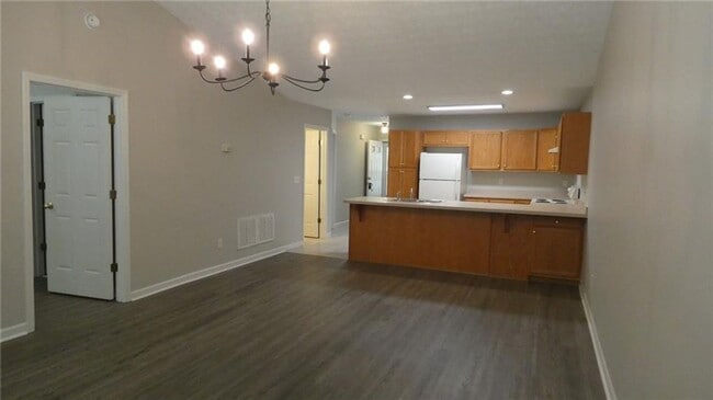 Building Photo - 2 bed/2 bath end unit in Gainesville